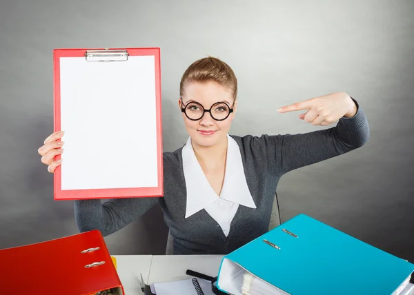 Elegante Frau mit leerem Klemmbrett. — Stockfoto