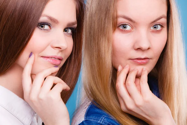 Comparación de chicas con y sin maquillaje . —  Fotos de Stock