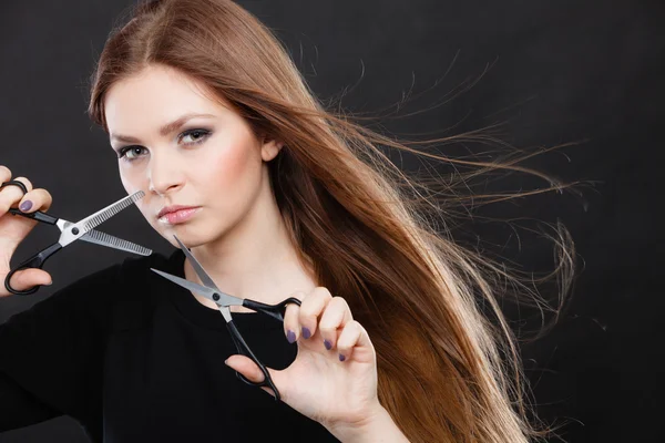 Parrucchiere femminile barbiere con forbici . — Foto Stock
