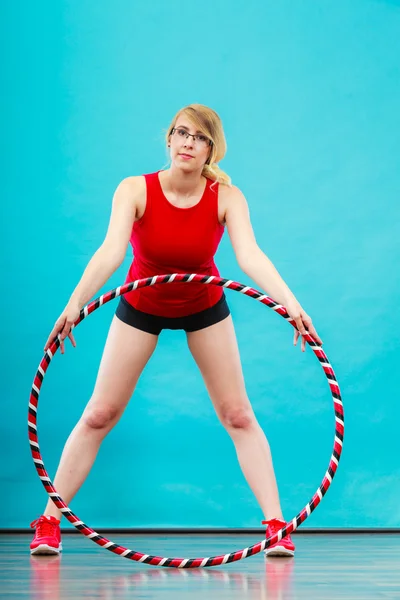 Dopasuj kobieta z hula hop robi ćwiczenia — Zdjęcie stockowe