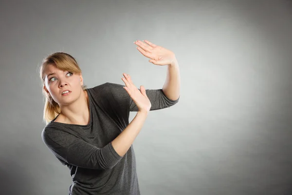 Bang bang jonge vrouw. Stockfoto