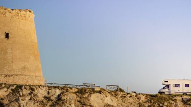 Karavan Mesa Roldán Kulesi 'nde. Cabo de Gata Nijar Doğal Parkı, Endülüs İspanya. Turistik ilgi, Savunma kuleleri.