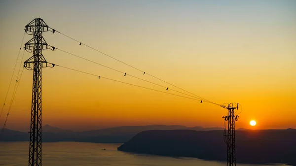 Pobřeží Elektrickými Přenosovými Sloupy Elektrické Vedení Vysokonapěťovými Věžemi Západní Krajina — Stock fotografie