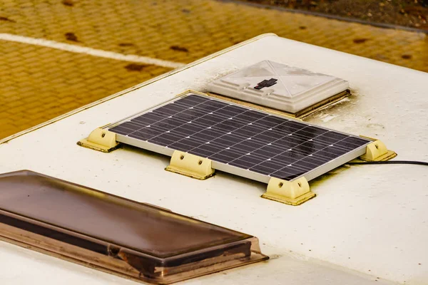 Paneles Solares Fotovoltaicos Cargando Baterías Techo Caravana Viajar Con Casa — Foto de Stock