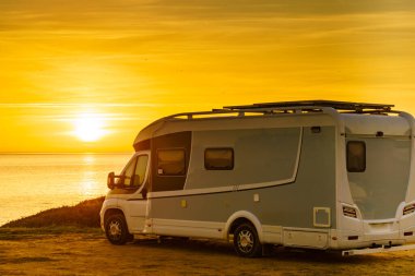 Akdeniz kıyısı Costa del Sol, Endülüs İspanya 'da gün doğumunda karavan. Doğa plajında kamp yapmak. Tatil ve karavanda yolculuk.