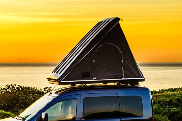 日の出に地中海沿岸の屋上テントキャンプ付きの車 休暇と旅行 — ストック写真