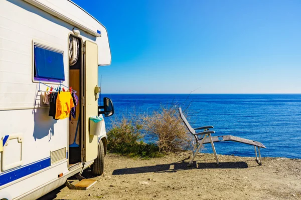 海岸沿いの野生のキャンプ 衣類乾燥にぶら下がっているキャンパー車のRv モーターホームでの休日 — ストック写真