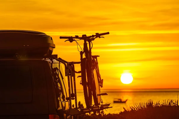 Camper Recreational Vehicle Bicycles Rack Camping Beach Sunrise Holidays Travel — Stock Photo, Image