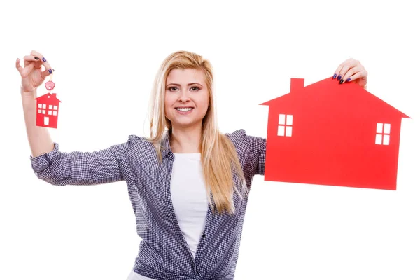 Koncepcja Własności Nieruchomości Blondynka Czerwonym Papierowym Symbolem Kluczem Nowe Mieszkanie — Zdjęcie stockowe