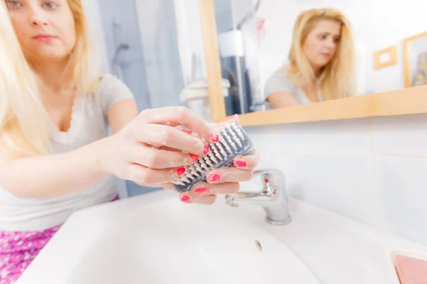 Mujer Lavándose Las Manos Lavabo Para Deshacerse Suciedad Con Cepillo —  Fotos de Stock