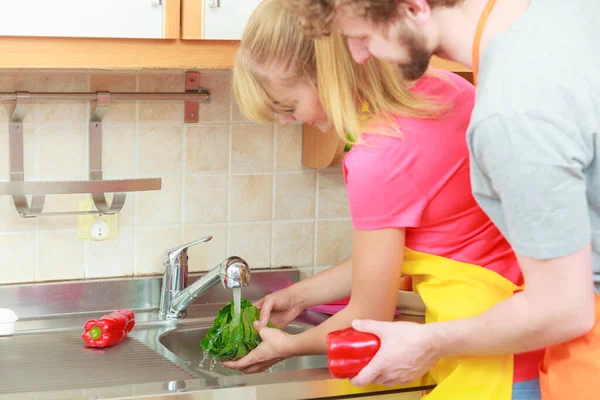 Junges Paar Kocht Zusammen Wäscht Frisches Gemüse Mit Rotem Pfeffer — Stockfoto