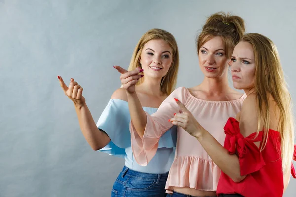 Divatos Felnőtt Női Barátok Modelljei Szürke Fénymásolótérre Mutatva Stúdió Felvétel — Stock Fotó