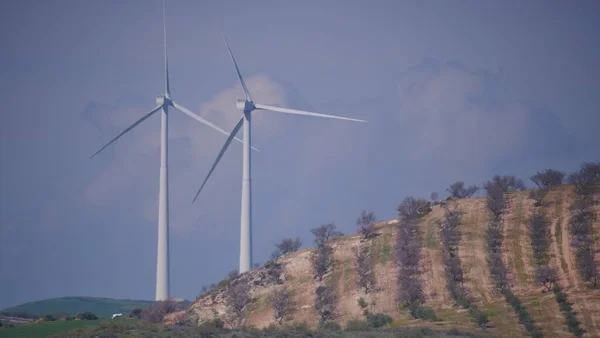Větrné Turbíny Kopcích Elektrárenská Farma Pro Výrobu Obnovitelné Elektrické Energie — Stock fotografie