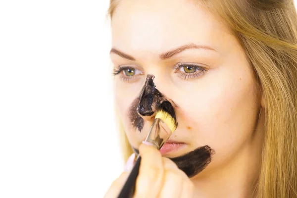 Junge Frau Die Mit Pinsel Reinigende Kohle Maske Aufgetragen Wird — Stockfoto