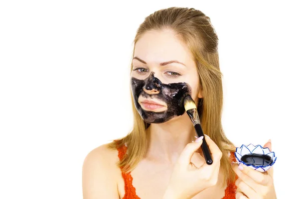 Młoda Kobieta Czarną Maską Błotną Twarzy Dziewczyna Dbająca Skórę Zabieg — Zdjęcie stockowe