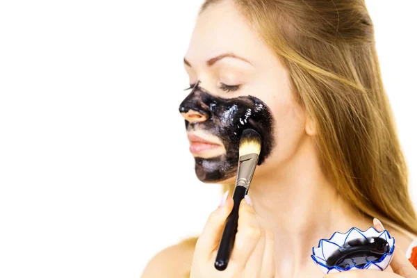 Jeune Femme Étant Appliquer Avec Brosse Masque Boue Désintoxication Noire — Photo