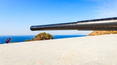 Turistik bir yer. Castillitos bataryası, İspanya Cartagena, Cabo Tinoso. Sahil savunma için askeri top, donanma topları. Mezranon Silahları.