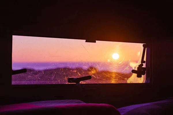 Karavan Penceresinden Doğayı Gün Doğumunu Karavanla Macerayı Seyret — Stok fotoğraf