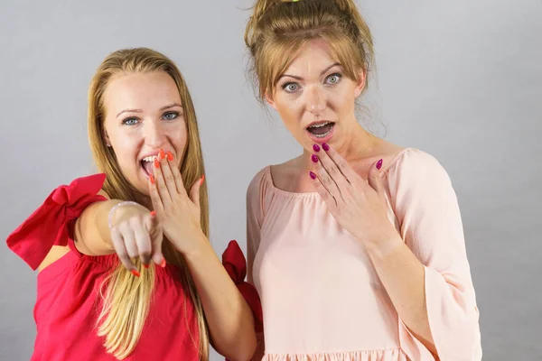 Duas Mulheres Jovens Parecendo Chocadas Surpreso Atordoado Emoção Humana Expressão — Fotografia de Stock