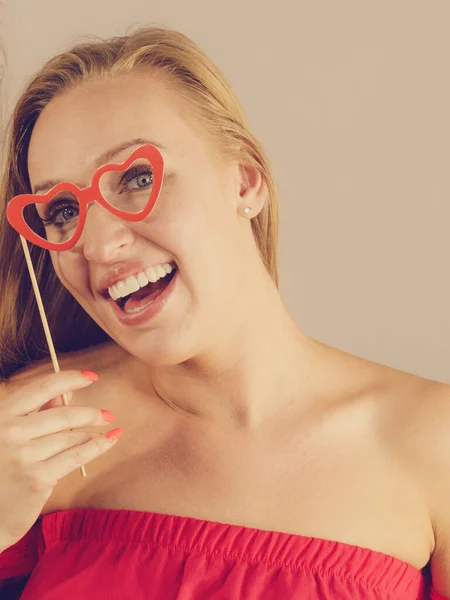 Szczęśliwa Kobieta Trzyma Papierowe Dekoracje Fotostoisko Okulary Maski Patyku Zabawy — Zdjęcie stockowe