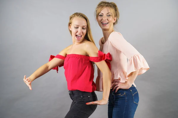 Boldog Pozitív Női Barátok Táncolnak Bolondoznak Együtt Szórakoznak — Stock Fotó