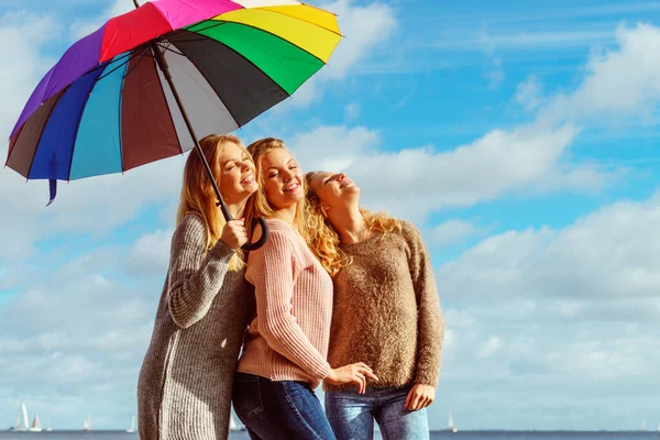 Tres Guapas Jóvenes Amigas Bajo Una Sombrilla Colorida Mujeres Moda — Foto de Stock