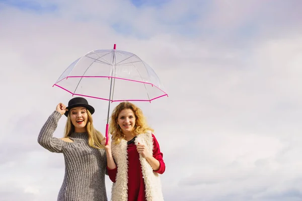 Dos Mujeres Moda Con Trajes Elegantes Que Sostienen Paraguas Transparente — Foto de Stock