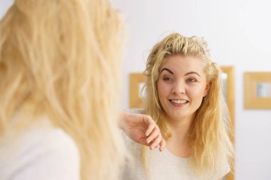 Banyoda uyandıktan sonra mutlu sarışın kadın. Dişi kendini taze ve temiz hissediyor..