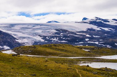 Yazın karlı zirveler ve buzullarla kaplı dağ manzarası. Lom ve Gaupne, Norveç arasında 55 Sognefjellet turistik güzergahı.