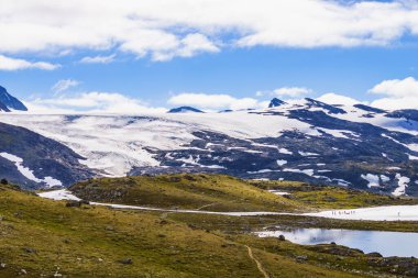 Yazın karlı zirveler ve buzullarla kaplı dağ manzarası. Lom ve Gaupne, Norveç arasında 55 Sognefjellet turistik güzergahı.