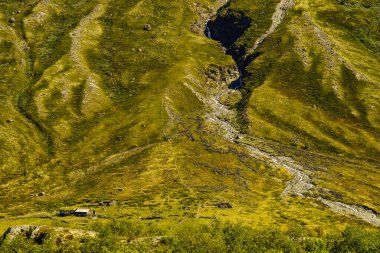 Dağlarda şelale. Norveç, Lom ve Gaupne arasında 55 Sognefjellet turistik güzergahı. Yaz zamanı..