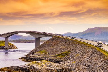 Dünyaca ünlü Atlantik karayolu köprüsü Norveç Avrupa 'sında. Norveç ulusal manzara rotası. Turist eğlencesi.
