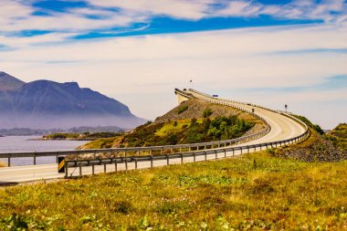 Dünyaca ünlü Atlantik karayolu köprüsü Norveç Avrupa 'sında. Norveç ulusal manzara rotası. Turist eğlencesi.