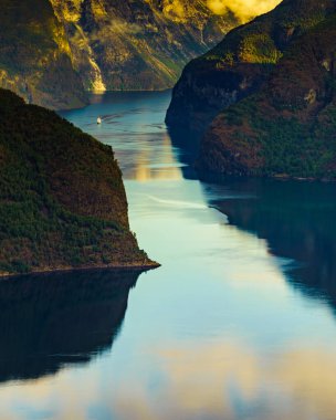 Fiyortların ve dağların inanılmaz dramatik manzarası. Aurlandsfjord Norveç 'teki İskandinavya manzarası. Ulusal turizm yolu Kar Yolu olarak bilinir..