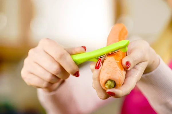 Mujer Pelando Verduras Usando Pelador Alimentos Cocinar Hembra Preparando Zanahoria — Foto de Stock