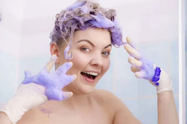 Mujer Aplicando Champú Para Colorear Cabello Mujer Que Tiene Producto —  Fotos de Stock