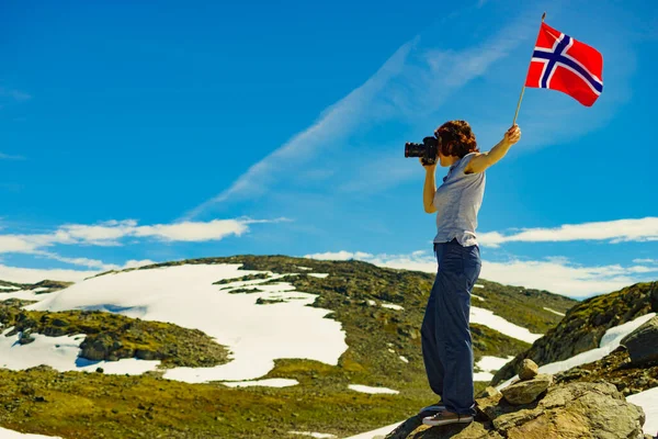 Tourist Woman Holding Norwegian Flag Taking Photo Camera Snowy Mountains — Stock Photo, Image