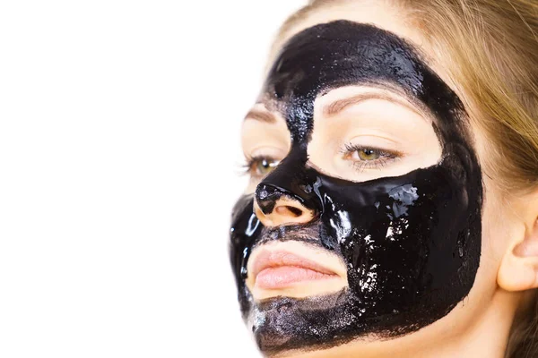 Mujer Joven Que Aplica Una Máscara Negra Desintoxicación Carbohidratos Cara — Foto de Stock
