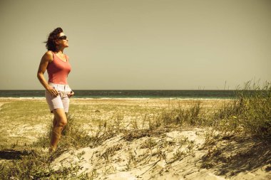 Olgun bir kadın sahilde yürüyor, San Pedro del Pinatar Parkı, Murcia İspanya 'da dinleniyor. Yaz tatili.