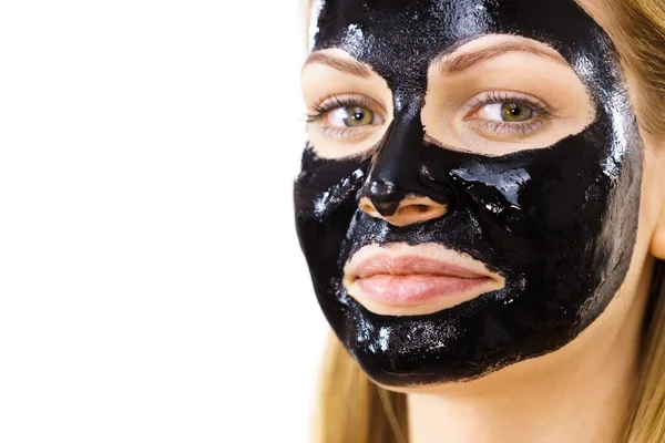 Giovane Donna Con Cosmetici Sul Viso Detox Carbo Maschera Peel — Foto Stock