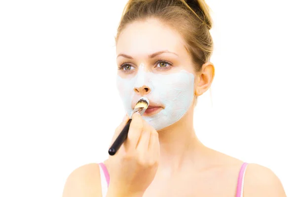 Wanita Muda Menerapkan Dengan Kuas Hijau Lumpur Masker Wajah Pada — Stok Foto