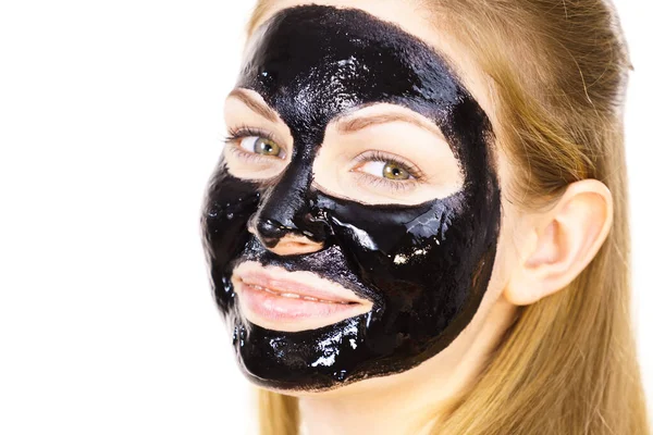 年轻女子脸上有化妆品 碳酸脱毒黑皮摘下面具 温泉治疗 — 图库照片