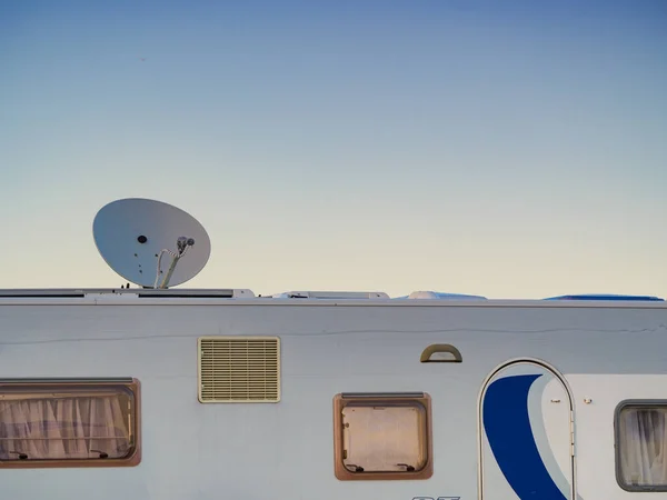 Antena Parabólica Telhado Veículo Campismo Ligação Férias Viagem Caravana — Fotografia de Stock