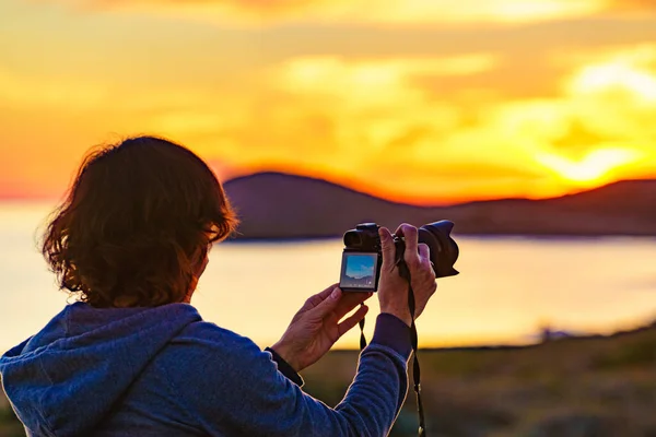 Touristin Mit Kamera Fotografiert Die Natur Bei Sonnenuntergang — Stockfoto