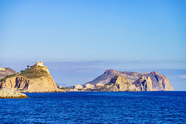 Испанская прибрежная местность с замком Сан-Хуан на скале, Агилас, регион Мурсия, Испания.
