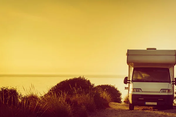 Camper Campen Auf Einer Klippe Oberhalb Des Strandes Von Cabezo — Stockfoto