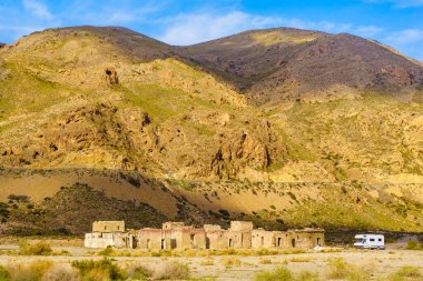 İspanya 'nın Sierra Alhamilla dağlarındaki El Chorrillo' da karavan kampı. Turist eğlencesi