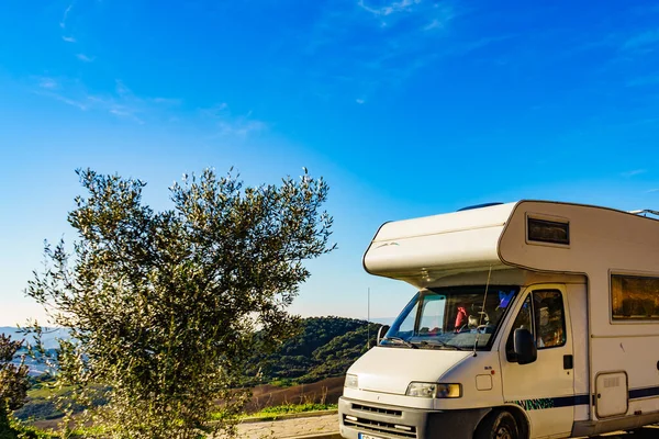 キャンパーカーRv自然 スペインでキャンプ モーターホームと冒険 — ストック写真