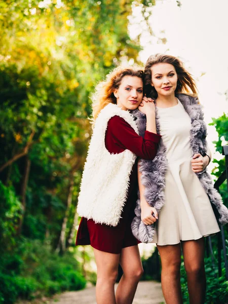 Дві Модні Жінки Стильному Вбранні Під Час Теплої Автентичної Погоди — стокове фото