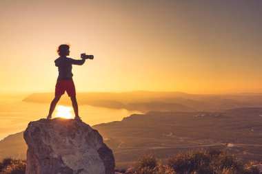 İspanya 'nın kıyı manzarasından fotoğraf çeken kadın turist Mesa Roldán, Endülüs İspanya. Cabo de Gata Doğal Parkı.